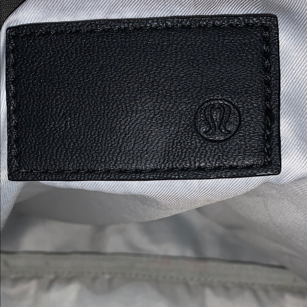 Lululemon green dufflebag vinyl with black leather handles 18in long - Picture 8 of 13